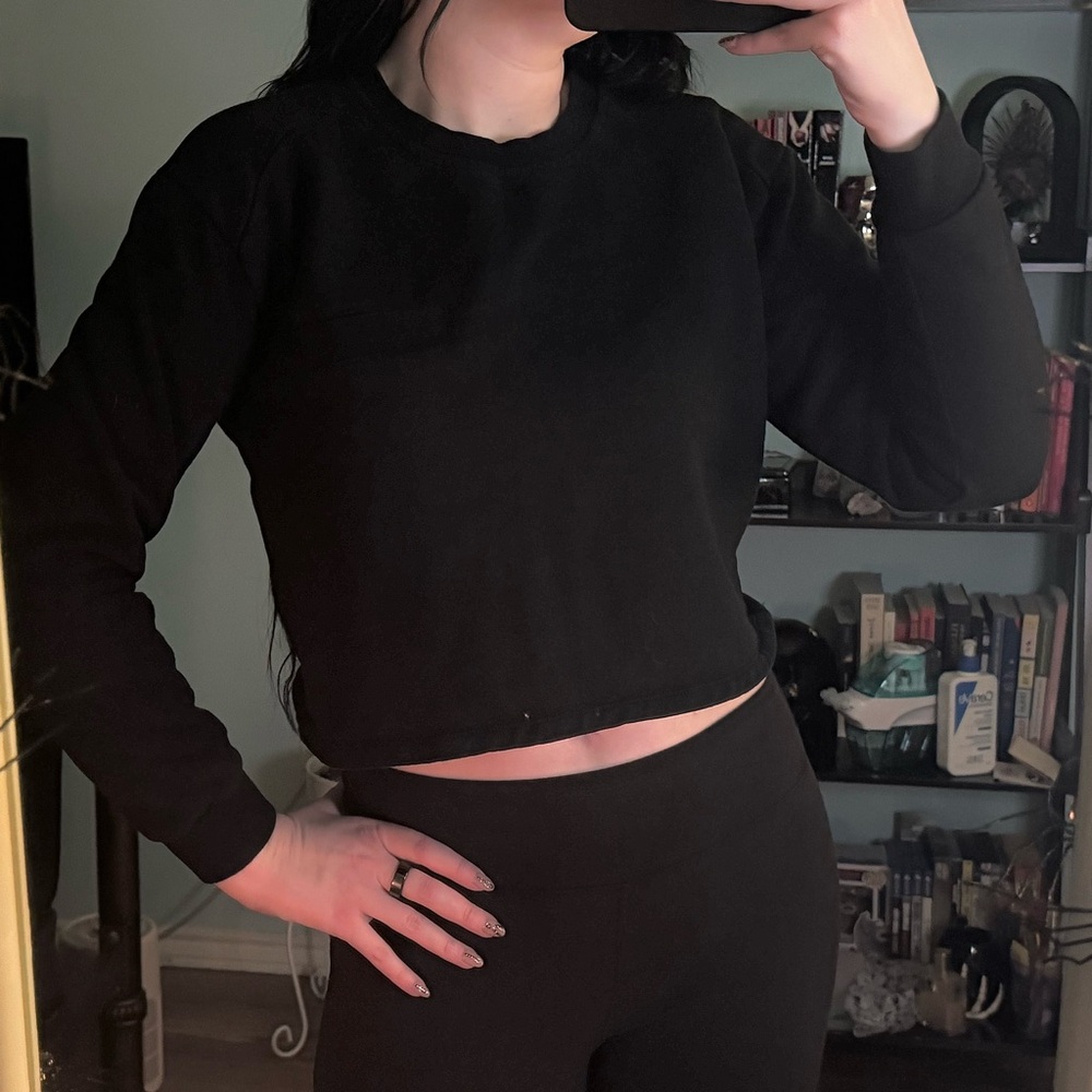 (3 for $30) Black Cropped Sweatshirt